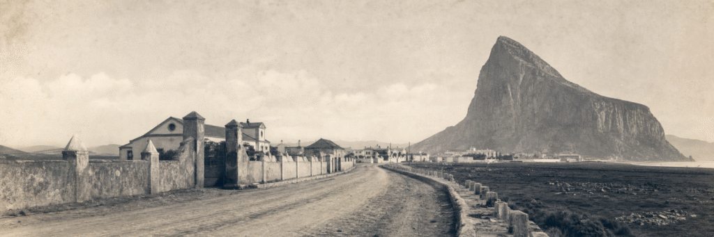 Recreación artística vintage de la entrada de La Línea de la Concepción con el Peñón de Gibraltar